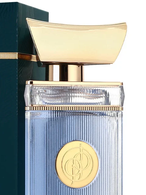 غطاء Heat الذهبي وميداليته أمام العلبة